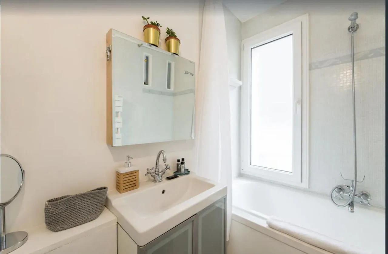 Paris Petit Appartement Lumineux Et Atypique Apartment