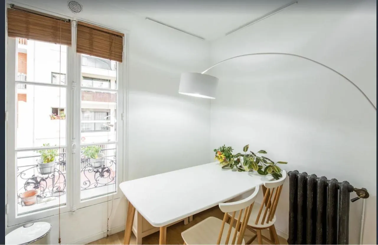 Paris Petit Appartement Lumineux Et Atypique